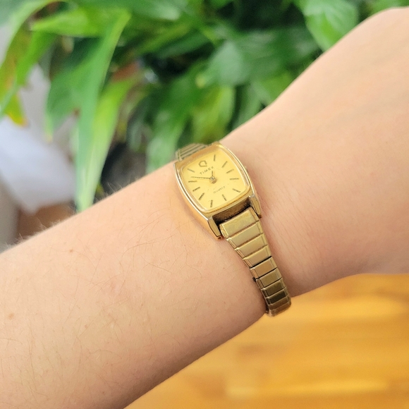 Vintage Timex KCELL Classic Gold  Womens Analog Tonneau Barrel Stretch Watch main image 7
